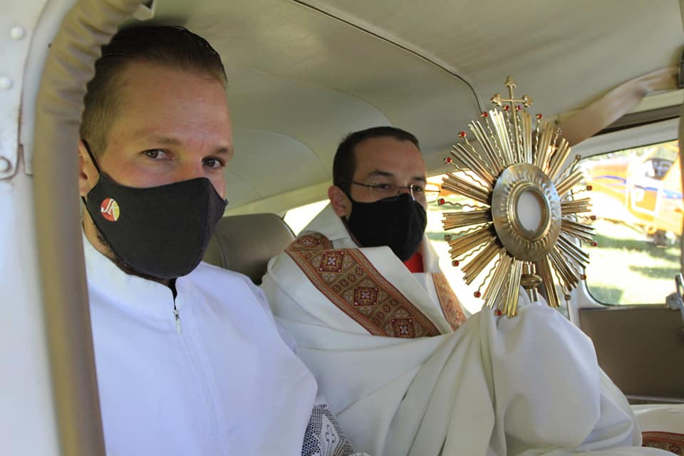 Neste domingo de Ramos Nova Xavantina recebeu a benção do padre Jorge rogando ao Pai que